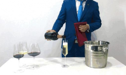 倒酒的视频,尽显优雅品味